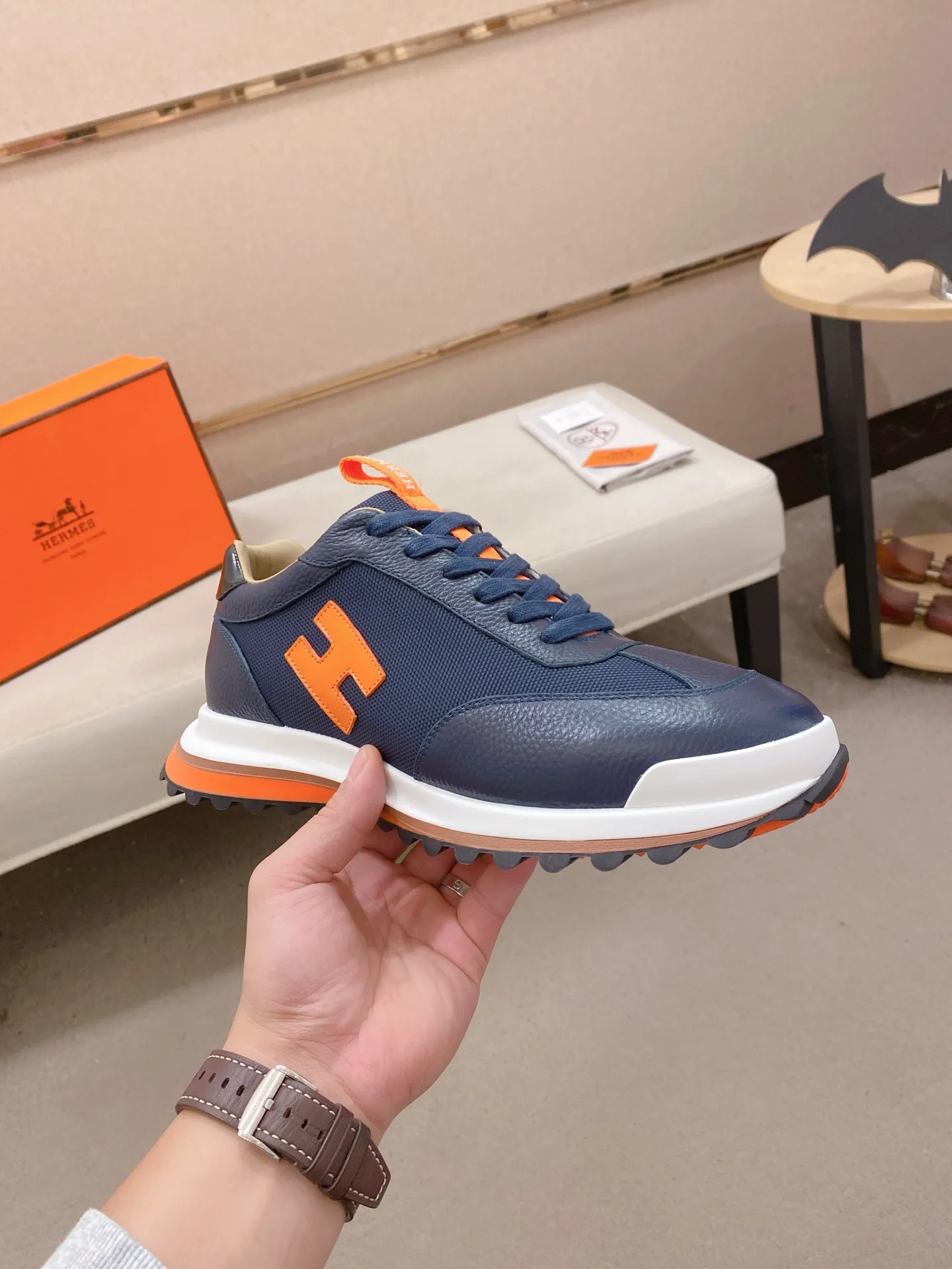 Men's shoes💰: 640💰HERMES/Hermes Leader sneakers! Tech twill, calfskin and suede goatskin sneakers featuring paneled multicolor twill, calfskin and suede. Lightweight geometric sole for a stylish urban look. Product details: White and orange rubber sole Black rubber sole with orange rubber insert Light natural leather insert White rubber toe cap Beige lambskin insole and lining Cotton strap, rubber lettering Sole height: 4cm Size: 38-39-40-41-42-43-44 (45.46 custom-made)
